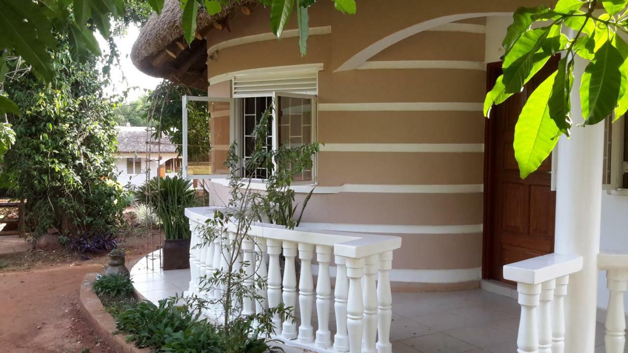 Brownstone Country Home Lira 外观 照片